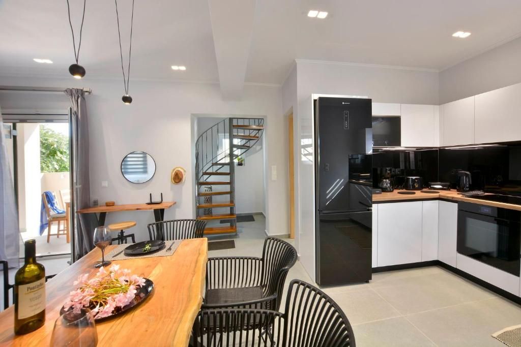 Kitchen and dining table next to the doors to the terrace