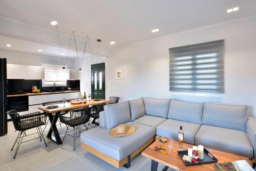 Corner sofa and coffee table with the kitchen behind